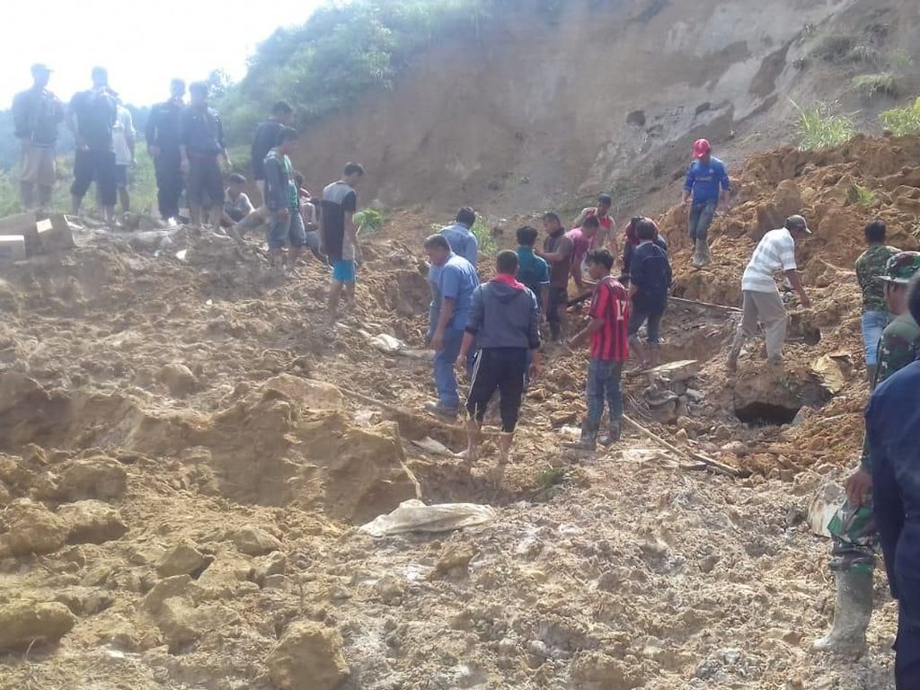 Petugas Masih Cari 2 Korban Longsor di Toba Samosir Petugas Masih Cari 2 Korban Longsor di Toba Samosir