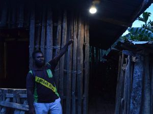 Lampu Tenaga Surya Jadi Kado Natal Warga Terpencil di Papua Lampu Tenaga Surya Jadi Kado Natal Warga Terpencil di Papua