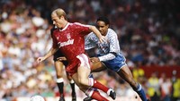 Paul Ince menjadi salah satu dari sedikit pemain yang pernah membela MU dan Liverpool. Pada foto yang diambil 16 September 1989 ini dia masih berseragam Setan Merah berduel dengan Steve McMahon (Ben Radford/Allsport/Getty Images)