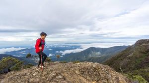 Foto: Aksi Bocah 11 Tahun Daki 7 Gunung Tertinggi di Indonesia
