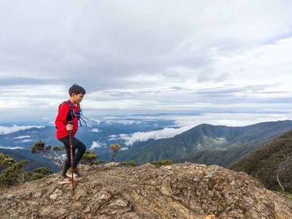 Foto: Aksi Bocah 11 Tahun Daki 7 Gunung Tertinggi di Indonesia