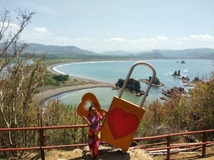 Cinta Pandangan Pertama di Teluk Love Jember