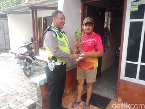 Inspiratif! Polisi Lamongan Ini Beramal Lewat Jualan Pohon Bidara Inspiratif! Polisi Lamongan Ini Beramal Lewat Jualan Pohon Bidara