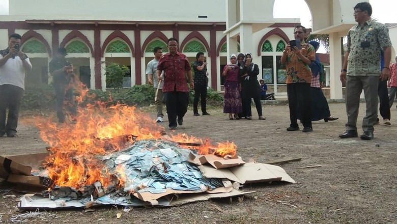 Kemendagri: e-KTP yang Rusak-Tak Berlaku Dimusnahkan dengan Dibakar Kemendagri: e-KTP yang Rusak-Tak Berlaku Dimusnahkan dengan Dibakar