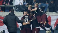 Zapata membayar kesalahannya dengan gol pada menit ke-72. Skor 1-1 membaut AC Milan masih unggul head to head atas Olympiakos. (Foto: Costas Baltas/Reuters)