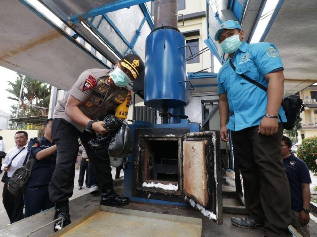 Polda Kalbar Musnahkan 1,3 Kg Sabu dari Penangkapan 7 Tersangka Polda Kalbar Musnahkan 1,3 Kg Sabu dari Penangkapan 7 Tersangka