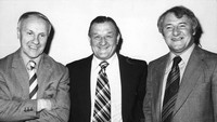 Foto ini diambil pada 3 Juni 1977. Manajer The Reds, Bob Paisley, berpose bersama Bill Shankly (mantan manajer Liverpool) dan Tommy Docherty (manajer The Red Devils). (Frank Barratt/Keystone/Getty Images)
