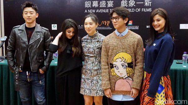 Gaya Iqbaal Ramadhan bersama Bintang Baru Asian Lainnya