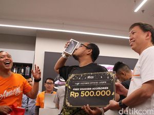 Pembeli Pertama iPhone di Jakarta Antre Sejak Jam 5-an Pembeli Pertama iPhone di Jakarta Antre Sejak Jam 5-an