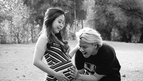 Resmi Jadi Ortu, Intip 6 Foto Romantis Ilham SM*SH dan Istri