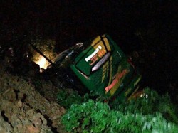 Bus Tertimpa Longsor Saat Melintas Jalur Padang-Solok, 1 Tewas