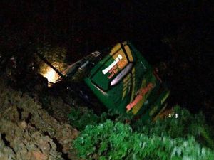 Bus Tertimpa Longsor Saat Melintas Jalur Padang-Solok, 1 Tewas Bus Tertimpa Longsor Saat Melintas Jalur Padang-Solok, 1 Tewas