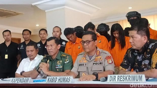 Jumpa pers kasus pengeroyokan anggota TNI dan perusakan Polsek Ciracas di Mapolda Metro Jaya, Jumat (14/15/2018)