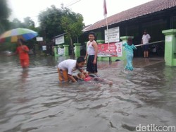 Diguyur Hujan, Jalanan di Semarang Kembali Tergenang