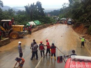 Jalur Padang-Solok Sudah Dibuka, Kendaraan Melintas Bergantian Jalur Padang-Solok Sudah Dibuka, Kendaraan Melintas Bergantian