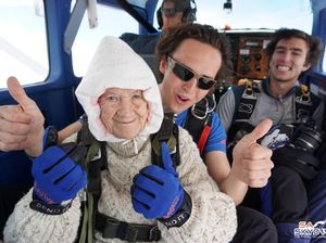 Aksi Nenek 102 Tahun yang Jadi Penerjun Payung Tertua di Dunia