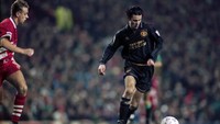 Memasuki era Premier League, rivalitas MU dan Liverpool tak mengendur. Pada pertemuan di Anfield pada 4 Januari 1994 kedua tim terlibat laga sengit yang tuntas dengan skor 3-3.  Terlihat Ryan Gigg muda dalam usia 21 tahun. (Clive Brunskill/Getty Images)