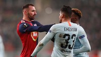 Laga sempat memanas karena adanya friksi antarpemain Chelsea dan Vidi. Laga berkesudahan dengan skor 2-2. (Matthew Childs/Reuters)