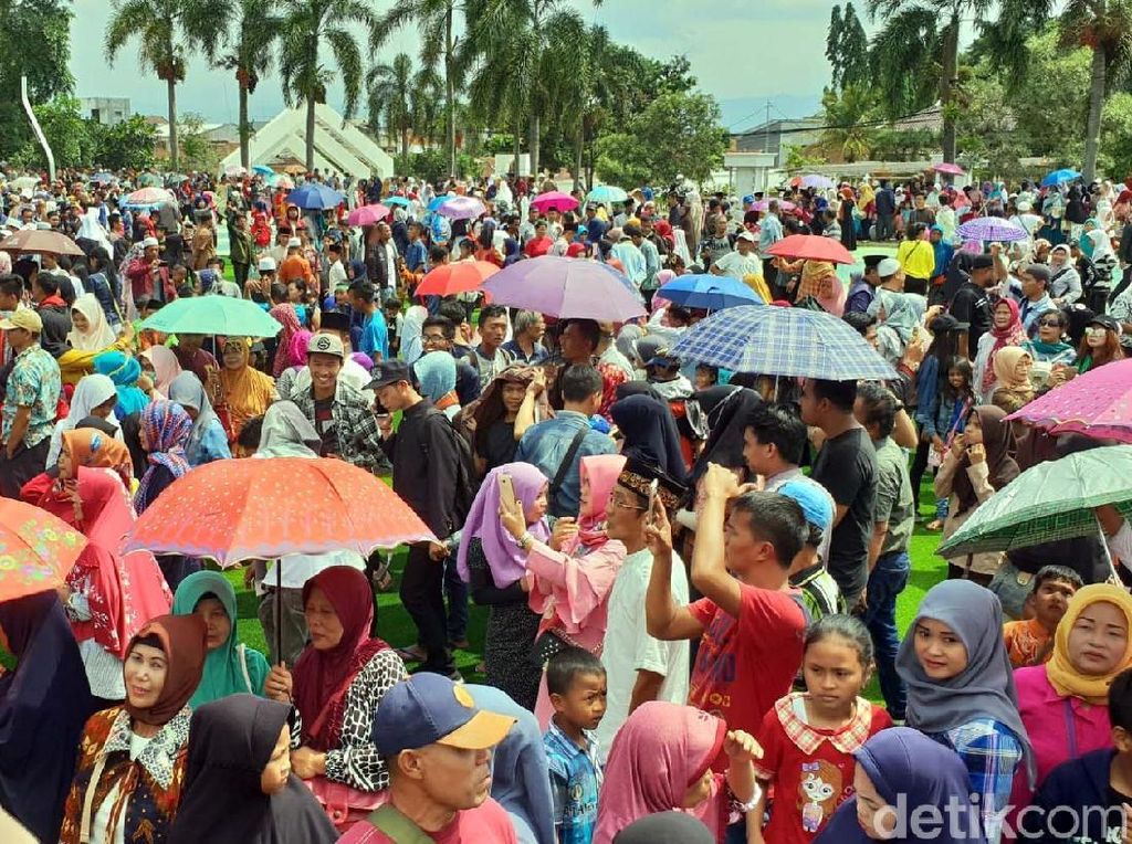 OTT Bupati Cianjur, Warga Tumpah Ruah Panjatkan Syukur OTT Bupati Cianjur, Warga Tumpah Ruah Panjatkan Syukur
