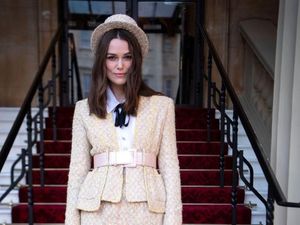 Wah! Keira Knightley Ternyata Bisa Main Musik Pakai Gigi