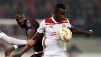 Duel pertandingan brjalan sengit. Kedua tim bahkan saling gantian menyerang meski tak ada gol di babak pertama. (Foto: Costas Baltas/Reuters)