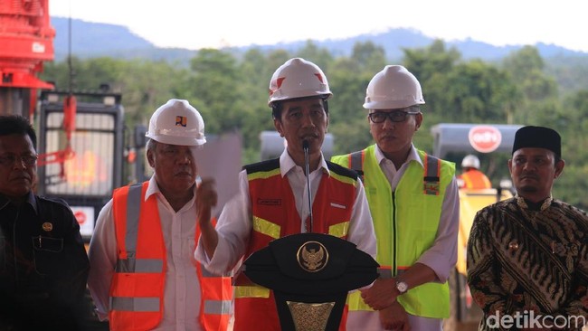Presiden Jokowi resmikan proyek tol pertama di Aceh/Foto: Agus Setyadi/detikcom Presiden Jokowi resmikan proyek tol pertama di Aceh/Foto: Agus Setyadi/detikcom