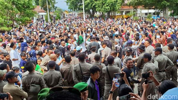 Tumpah Ruah! Warga Rayakan OTT Bupati Cianjur di Alun-alun