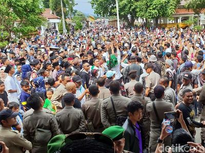 Tumpah Ruah! Warga Rayakan OTT Bupati Cianjur di Alun-alun