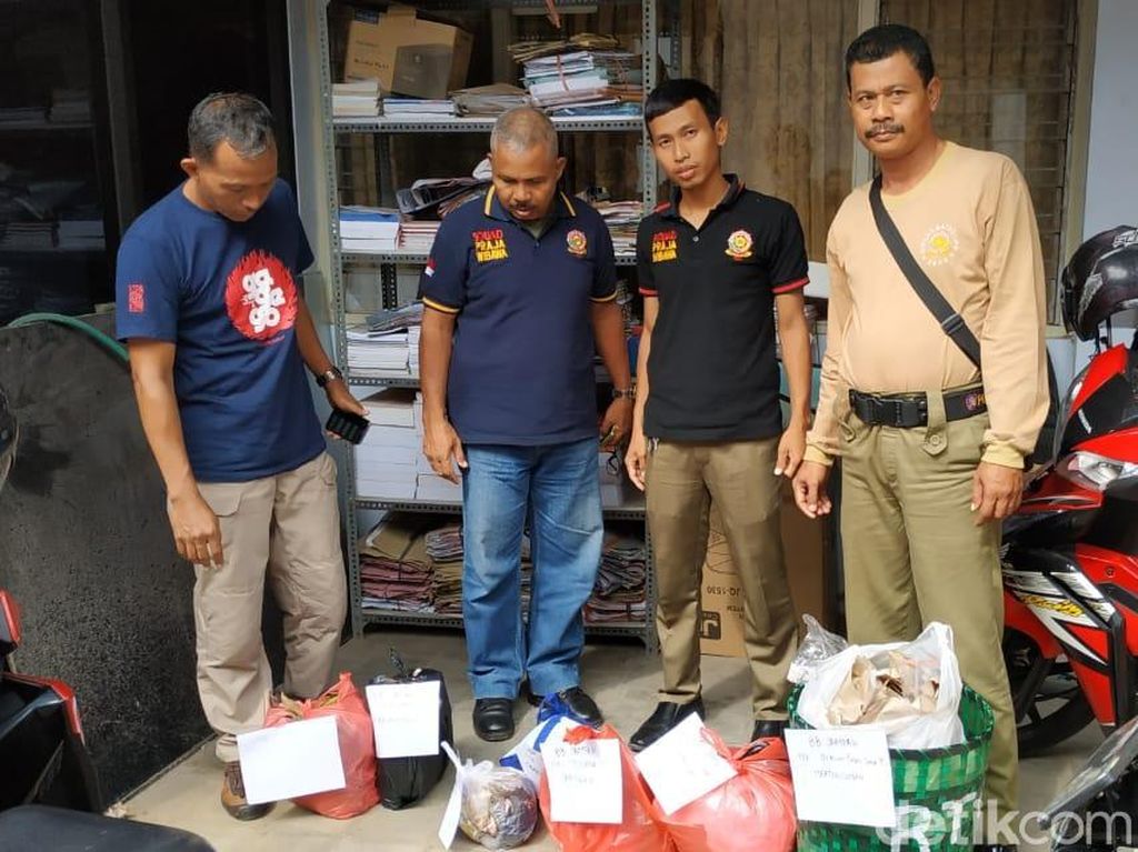 Gegara Buang Sampah Sembarangan, 7 Orang Diciduk Satpol PP Pati Gegara Buang Sampah Sembarangan, 7 Orang Diciduk Satpol PP Pati