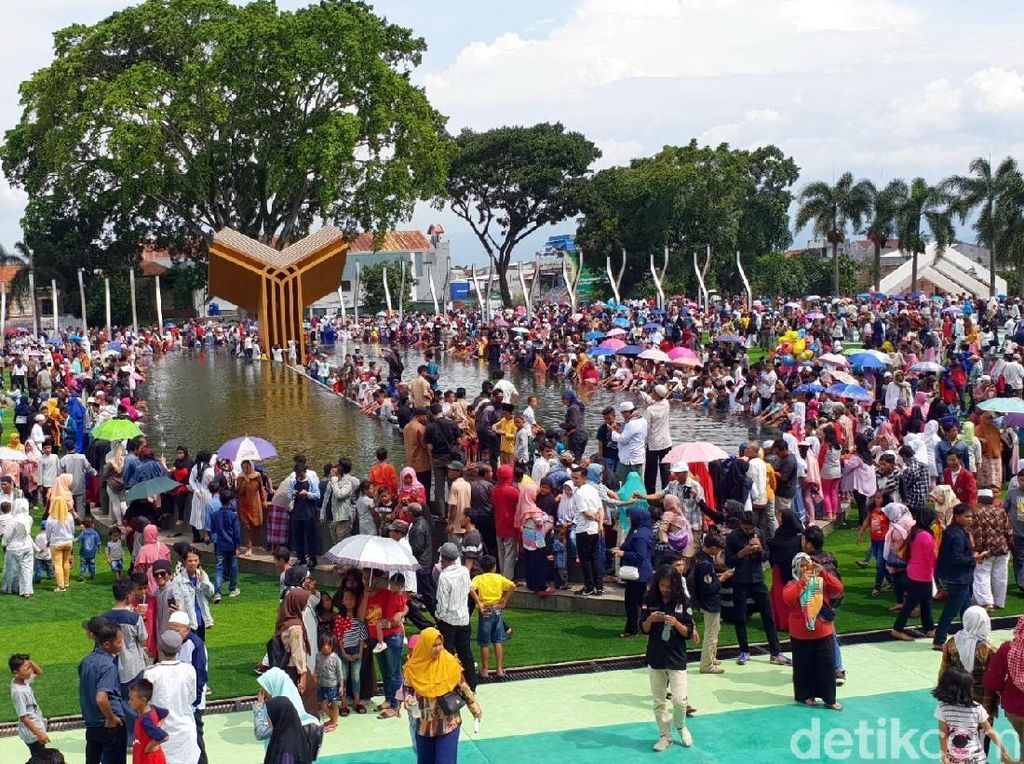 Rayakan OTT Bupati Irvan, Warga Tumpah Ruah di Alun-alun Cianjur
