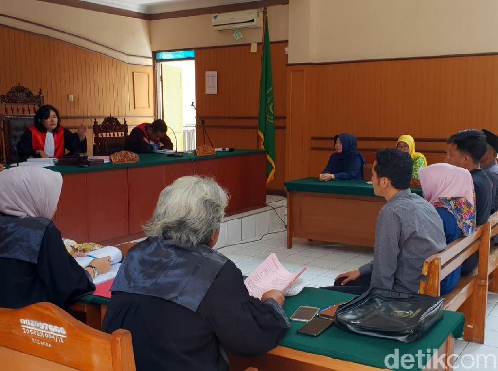 Sawer Duit Rp 2.000 ke Warga, Caleg NasDem Cianjur Disidang Sawer Duit Rp 2.000 ke Warga, Caleg NasDem Cianjur Disidang
