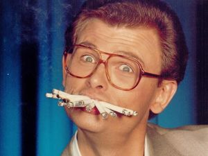 Makan Pisau hingga Bohlam, Ini Kelainan Makan yang Paling Aneh