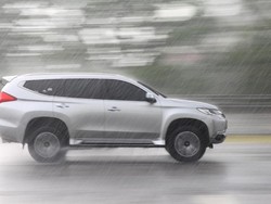 Etika Menggunakan Lampu Besar dan Hazard Ketika Hujan