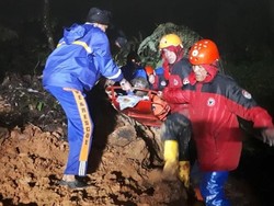 Jalur Solok-Padang Terputus, Tim Kebut Bersihkan Material Longsor