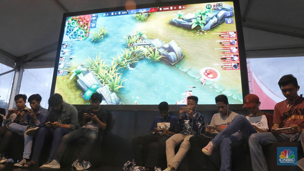 Peserta mengikuti Mobile Legend Competition dalam Embarkasi merayakan Ulang tahun ke-17 di Lapangan Transcity, Tangerang Selatan, Jumat (14/12/2018). (CNBC Indonesia/Andrean Kristianto)