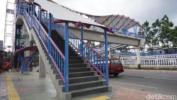 Penampakan JPO Baru di Jelambar yang Bernuansa Betawi