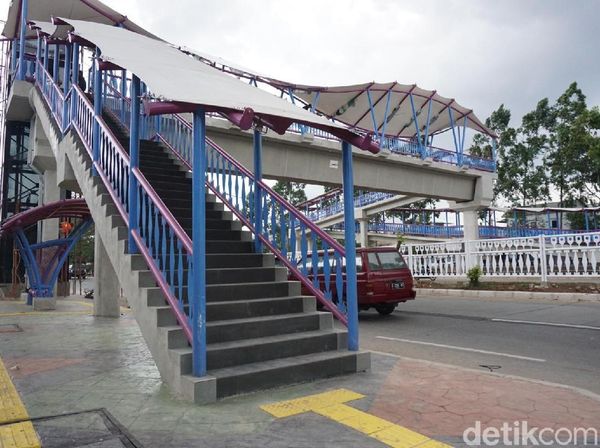 Penampakan JPO Baru di Jelambar yang Bernuansa Betawi