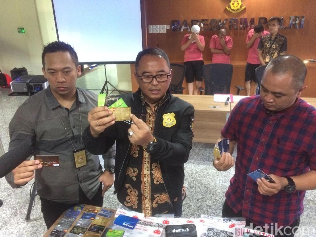 Bareskrim Polri Tangkap Komplotan Pelaku Pemalsu Kartu Kredit Bareskrim Polri Tangkap Komplotan Pelaku Pemalsu Kartu Kredit