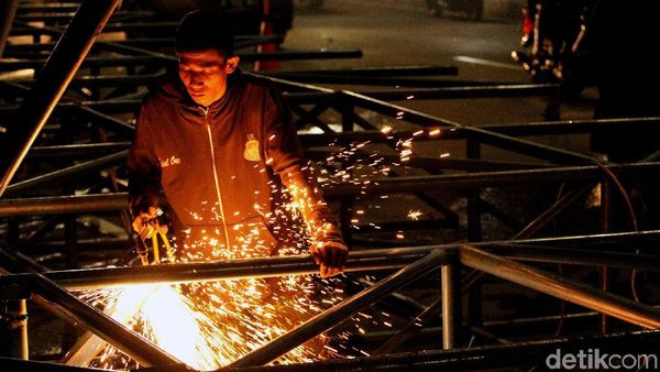 Langgar Aturan, Reklame di Jalan S. Parman Dipotong Kecil-kecil