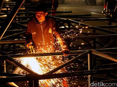 Langgar Aturan, Reklame di Jalan S. Parman Dipotong Kecil-kecil