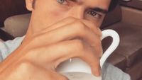 Gaya Keren Supermodel Ganteng Dengan Bayaran Termahal, Sean OPry Saat Makan