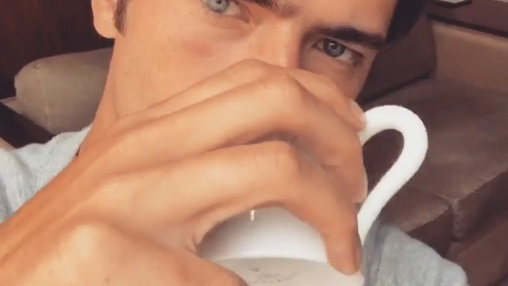 Gaya Keren Supermodel Ganteng Dengan Bayaran Termahal, Sean OPry Saat Makan Gaya Keren Supermodel Ganteng Dengan Bayaran Termahal, Sean OPry Saat Makan