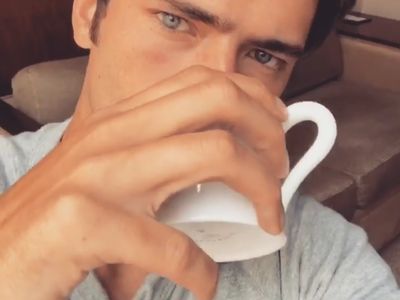 Gaya Keren Supermodel Ganteng Dengan Bayaran Termahal, Sean OPry Saat Makan