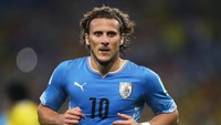 Diego Forlan meraih gelar Sepatu Emas Eropa bersama dua tim yang berbeda. Ia pertama kali melakukannya saat membela Villarreal musim 2004/2005 (25 gol), serta pada 2008/2009 bersama Atletico Madrid (35 gol)  (Foto: Clive Rose/Getty Images)