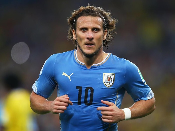 RIO DE JANEIRO, BRAZIL - JUNE 28:  Diego Forlan of Uruguay looks on during the 2014 FIFA World Cup Brazil round of 16 match between Colombia and Uruguay at Maracana on June 28, 2014 in Rio de Janeiro, Brazil.  (Photo by Clive Rose/Getty Images)