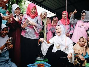 Pose Cantik Istri Bupati Gowa, Priska Paramita Saat Masak Bannang-Bannang