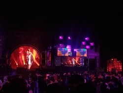 Di Tengah Hujan, Penonton Setia Nikmati Jamrud hingga Afgan di HUT Transmedia