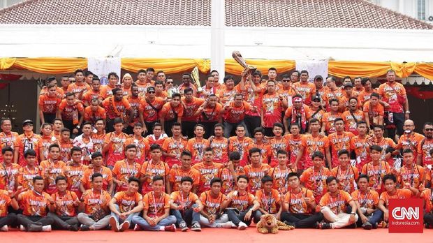 Pawai juara Persija Jakarta tetap berlangsung meriah.