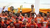Gubernur DKI Jakarta Anies Baswedan mengangkat tropi Liga 1 saat menerima rombongan Persija.