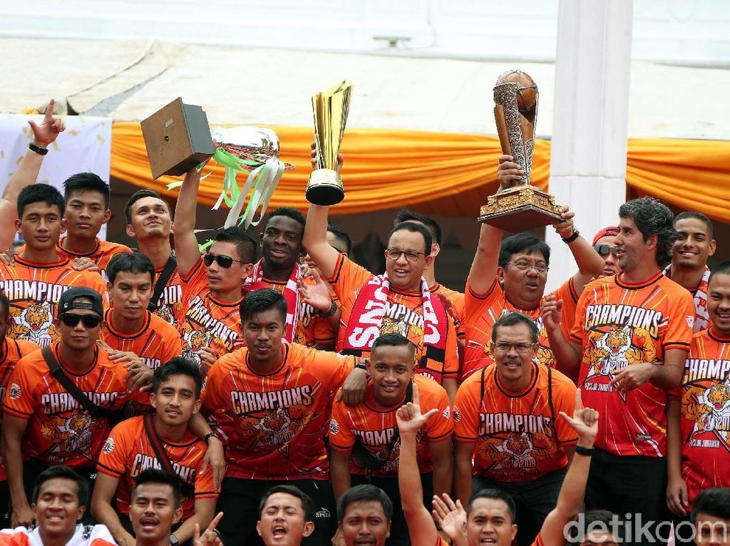 Sambut Persija, Anies Baswedan Angkat Tropi Liga 1 Sambut Persija, Anies Baswedan Angkat Tropi Liga 1